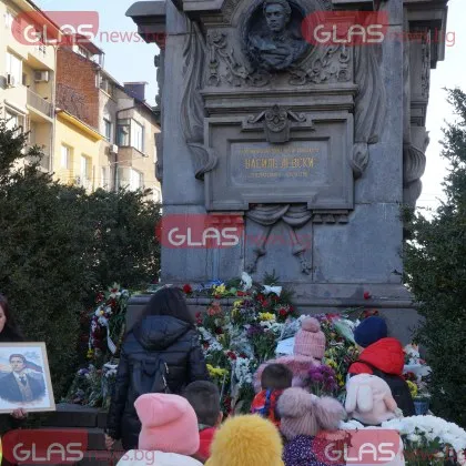 Втори ден деца и ученици почитат паметта на Васил Левски в София