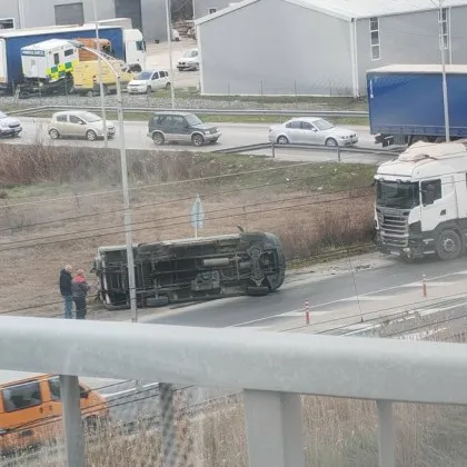 Бус се обърна на ключов път край Пловдив СНИМКИ