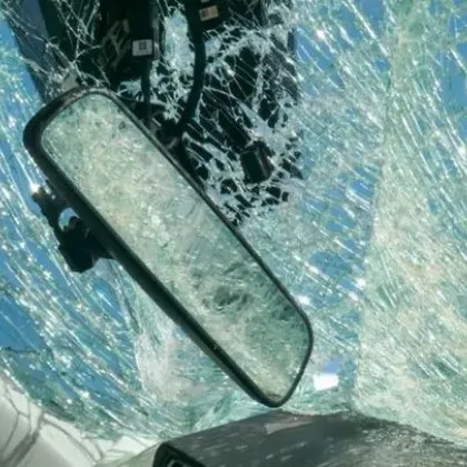 Кола се преобърна в дере, загинаха двама