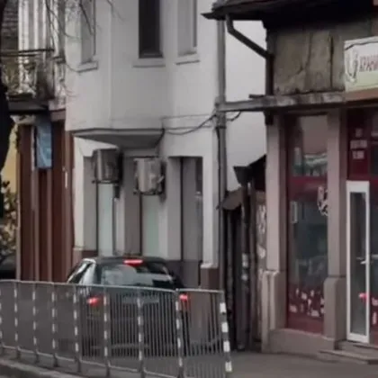 Кола се припозна за пешеходец, подкара по столичен тротоар СНИМКИ