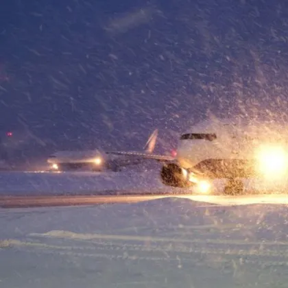 Обилен снеговалеж затвори летището във Виена