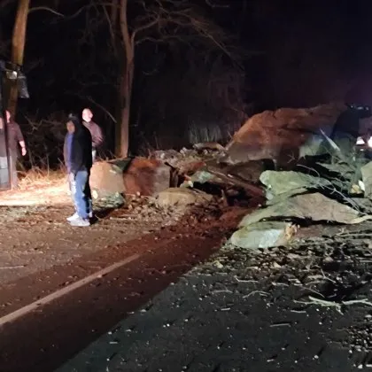 Огромни скални късове върху пътя Самоков &ndash; София! Пътуващи на косъм от трагедия