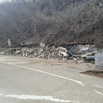 Огромно свлачище отнесе спирка във Велико Търново, настояват за мерки СНИМКИ