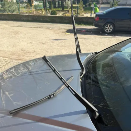 Повреден автомобил разпали спор за тротоарното право в Асеновград