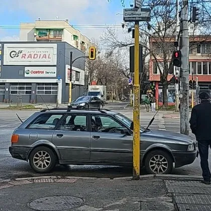 Снимка на автомобил спрян директно върху пешеходна пътека на бул