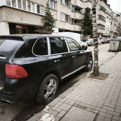 Срязаха и четирите гуми на автомобил в София СНИМКИ