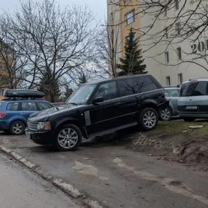 &bdquo;За Рейнджъра няма невъзможни места!" Джип блесна с майсторско паркиране СНИМКА