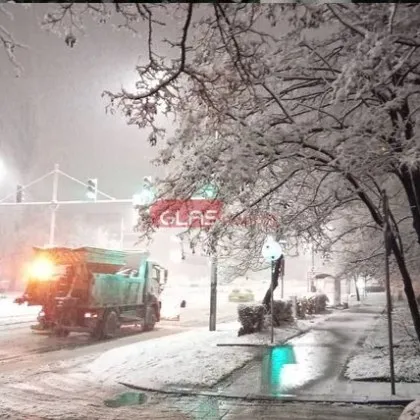 670 снегорина чистят пътищата на България