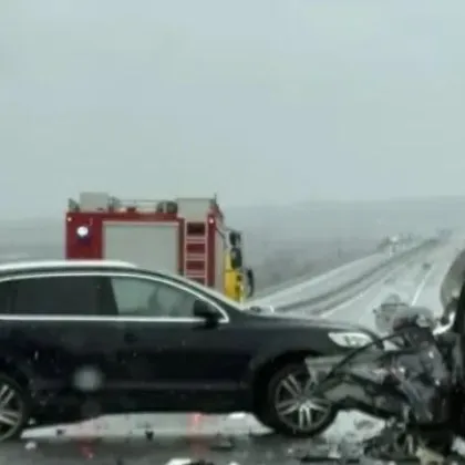 Двама възрастни и дете пострадаха при тежката верижна катастрофа на