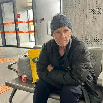 "Сякаш е част от стената": Дядо Марин живее между перона и надеждата