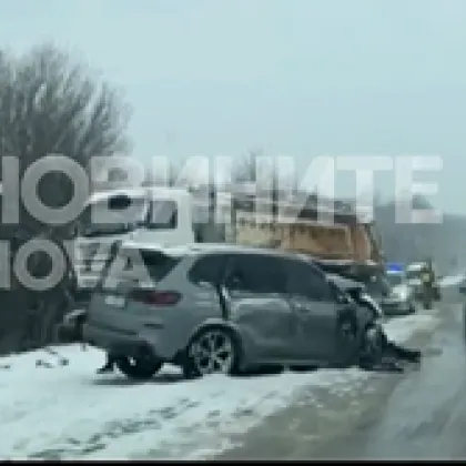 Снегорин и кола се блъснаха на пътя София - Варна