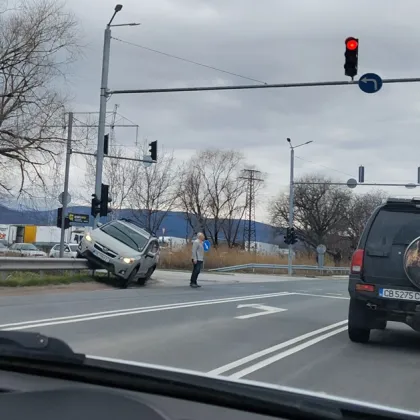 Пътнотранспортно произшествие между два автомобила е възникнало на Околовръстния път