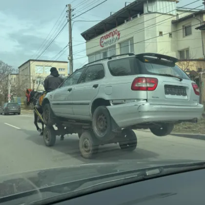Абсурдна гледка! Натовариха кола върху каруца в Пазарджик СНИМКА