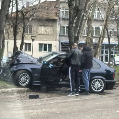 Катастрофа с лек автомобил предизвика вълна от иронични коментари в