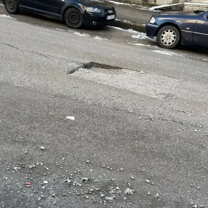 Дъждът отми &bdquo;ремонта": Дупка на пътя създава риск за десетки коли СНИМКИ