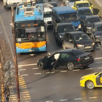 Катастрофа затруднява движението в столицата СНИМКИ