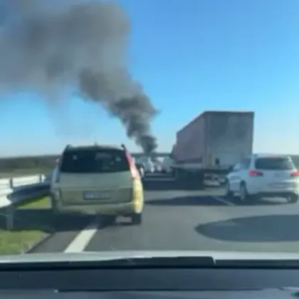 Кола избухна в пламъци на АМ "Тракия" СНИМКА