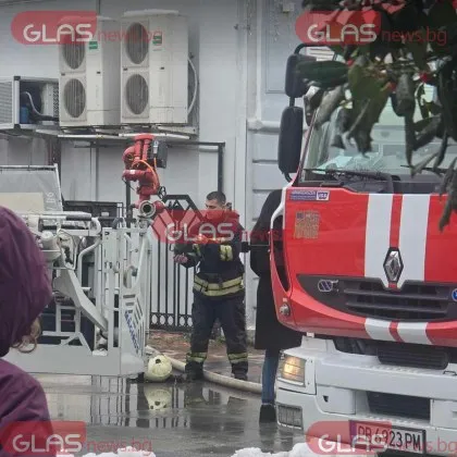 Мъж загина при пожар в апартамент, друг издъхна в пламнала къща