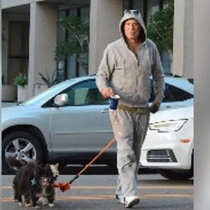 С огромни дългове: Холивудски актьор изглежда неузнаваем