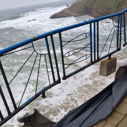 Зловещо! Парапет увисна над пропастта: крайбрежната алея в Ахтопол се срутва ВИДЕО