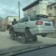 Абсурдна гледка! Натовариха кола върху каруца в Пазарджик СНИМКА