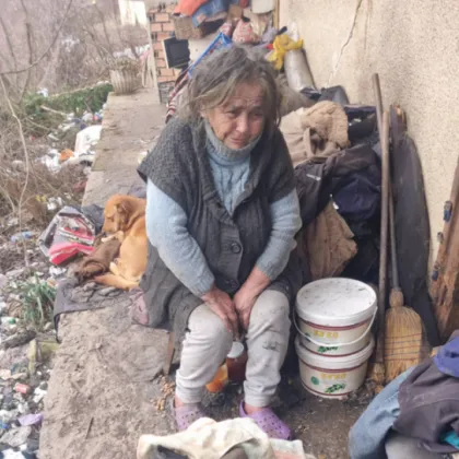 Делят залъка си с кучетата: Забравено от всички възрастно семейство оцелява в крайна нищета
