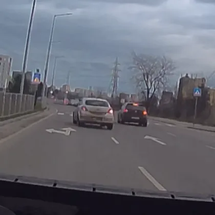 Кола "прелетя" през пешеходна пътека, жена се размина на косъм ВИДЕО