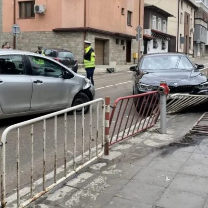 Млад шофьор на БМВ се заби в ограда на тротоар до училище в Шумен СНИМКА и ВИДЕО