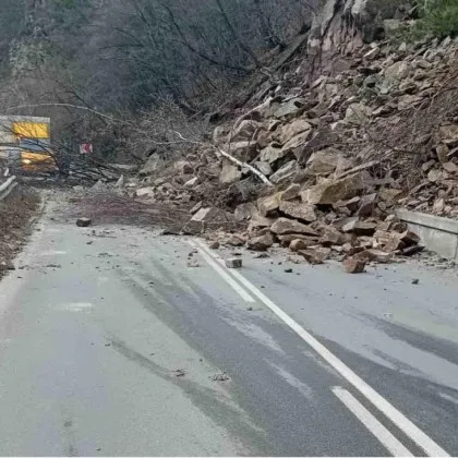 Отново затвориха пътя по дефилето Варвара - Велинград