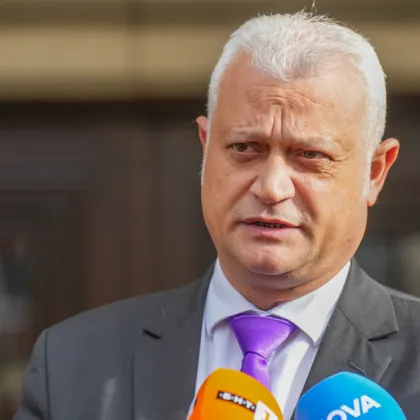 Наблюдаваме паническите ходове на една система която усеща края си Това