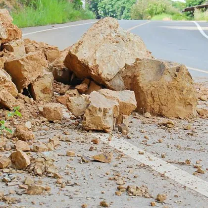 Свлачище затруднява движението по пътя Свищов - с. Ореш