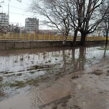 Училищен двор в Русе се превърна в блато: децата газят в безхаберие СНИМКИ