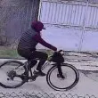 "Пазете се": Велосипедист връхлетя жена в гръб, ограби я СНИМКИ