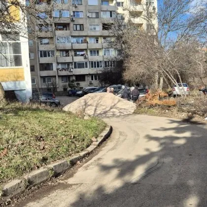 250 души &bdquo;под домашен арест": Камара от камъни блокира улица в Студентски град