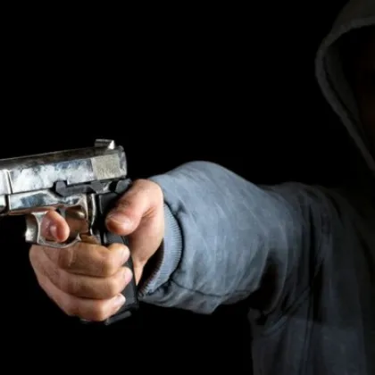 Баща заплаши сина си с пистолет