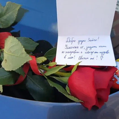 Докато едни вдигат чистачки, други оставят рози: любов под стъклото в Студентски град