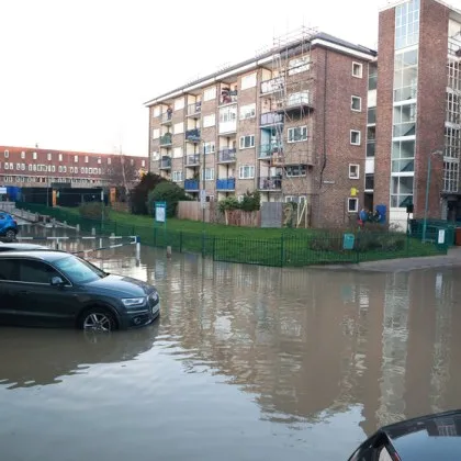 Лондон под вода: Спукан водопровод превърна улица в река и удави десетки бизнеси