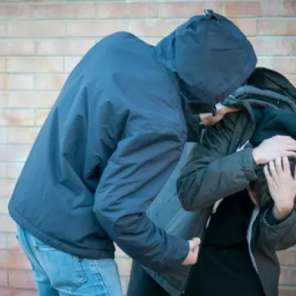 Момчета биха и ограбиха тийнейджър пред столично училище