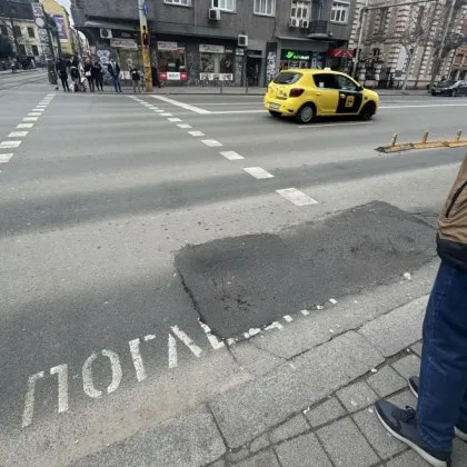 София потъва: Кръпка превърна кръстовище в трамплин за тролеи