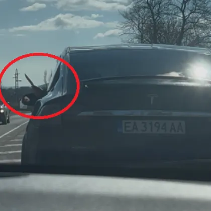 Агресия на пътя Варна &ndash; Бургас: Водач на Tesla набива спирачки и размахва нож СНИМКИ