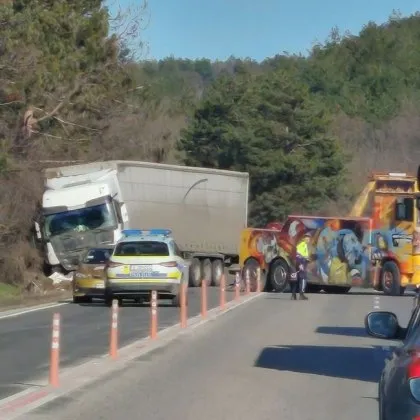 Инцидент! Камион катастрофира на ключов път СНИМКА
