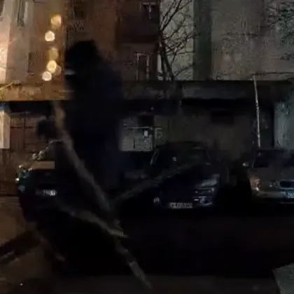 Камери заснеха мъж да троши автомобил в София