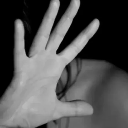 Перничанин опита да удуши приятелката си