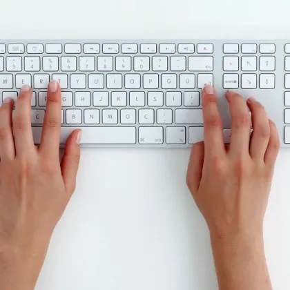 Полицай е уволнен заради "трик за работа от вкъщи" - клавиатурата работела вместо него