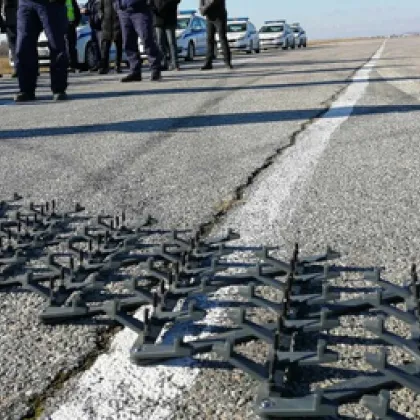 Полицията спря с шипове шофьор без книжка