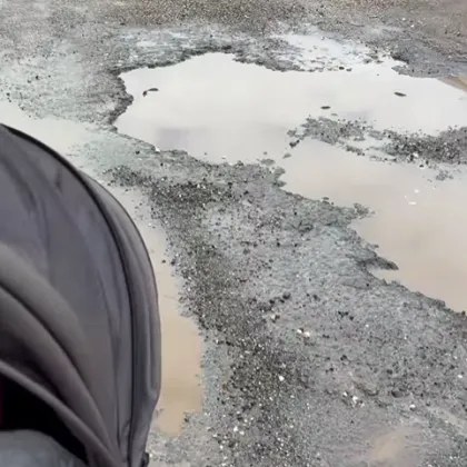 Майка с детска количка публикува видео в социалните мрежи за