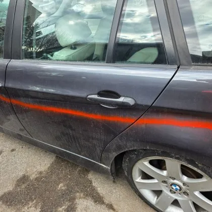 Шофьор завари колата си с оранжево "наказание" СНИМКИ