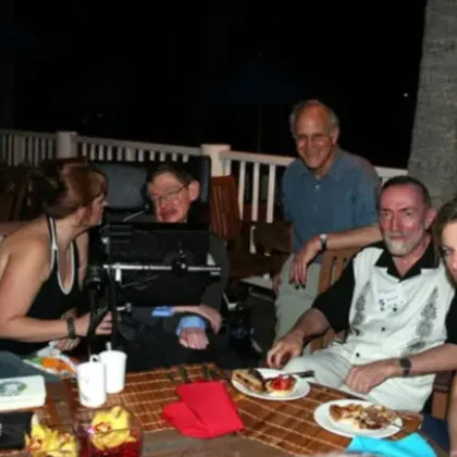 Стана ясно кои са жените до Стивън Хокинг на снимките от Вирджинските острови