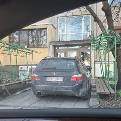 Паркирането в големите столични квартали отдавна е предизвикателство но изглежда