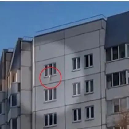 Малко дете падна от около 33 метра от прозорец на